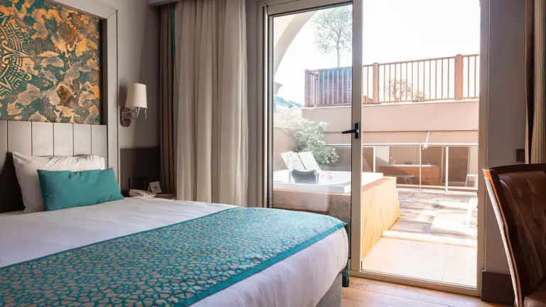 Deluxe Jakuzili Oda - Havuz Manzara